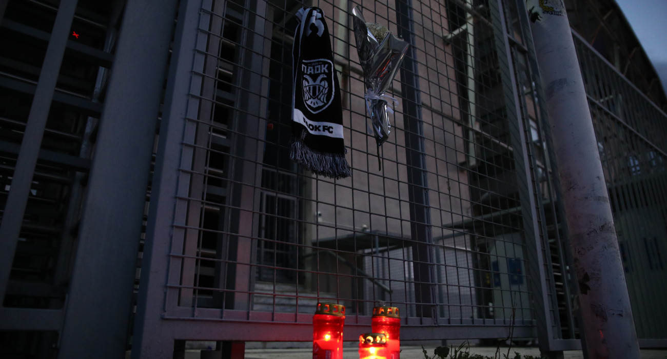 Κεριά, κασκόλ και ανθοδέσμη στην Τούμπα / Πηγή: Eurokinissi