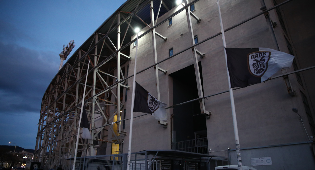 Μεσίστιες σημαίες του ΠΑΟΚ στην Τούμπα / Πηγή: Eurokinissi