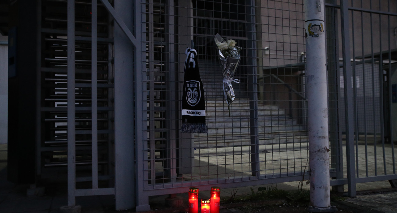 Κεριά, κασκόλ και ανθοδέσμη στην Τούμπα / Πηγή: Eurokinissi