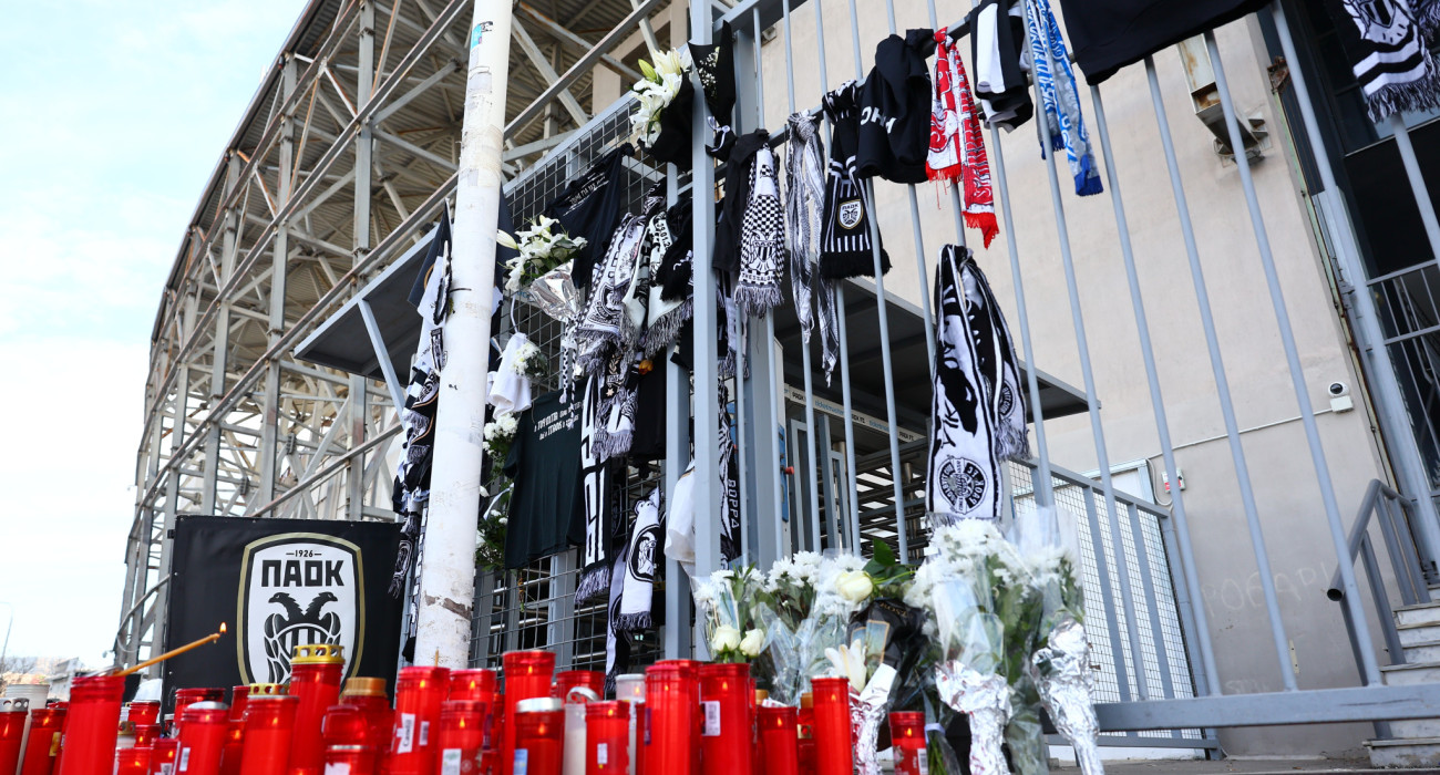 Συγκίνηση έξω από το γήπεδο της Τούμπας / Πηγή: Eurokinissi