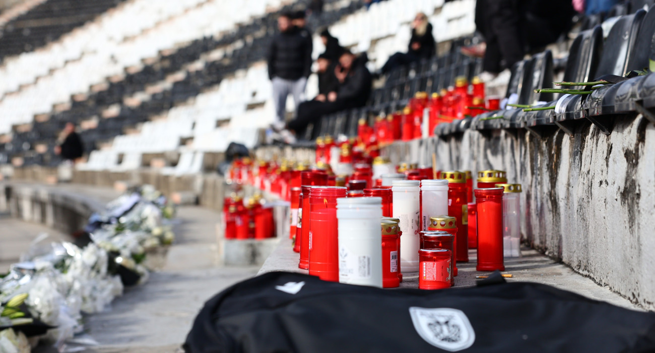 Στιγμιότυπο από την Τούμπα με κεράκια για τους αδικοχαμένους οπαδούς / Πηγή: Eurokinissi