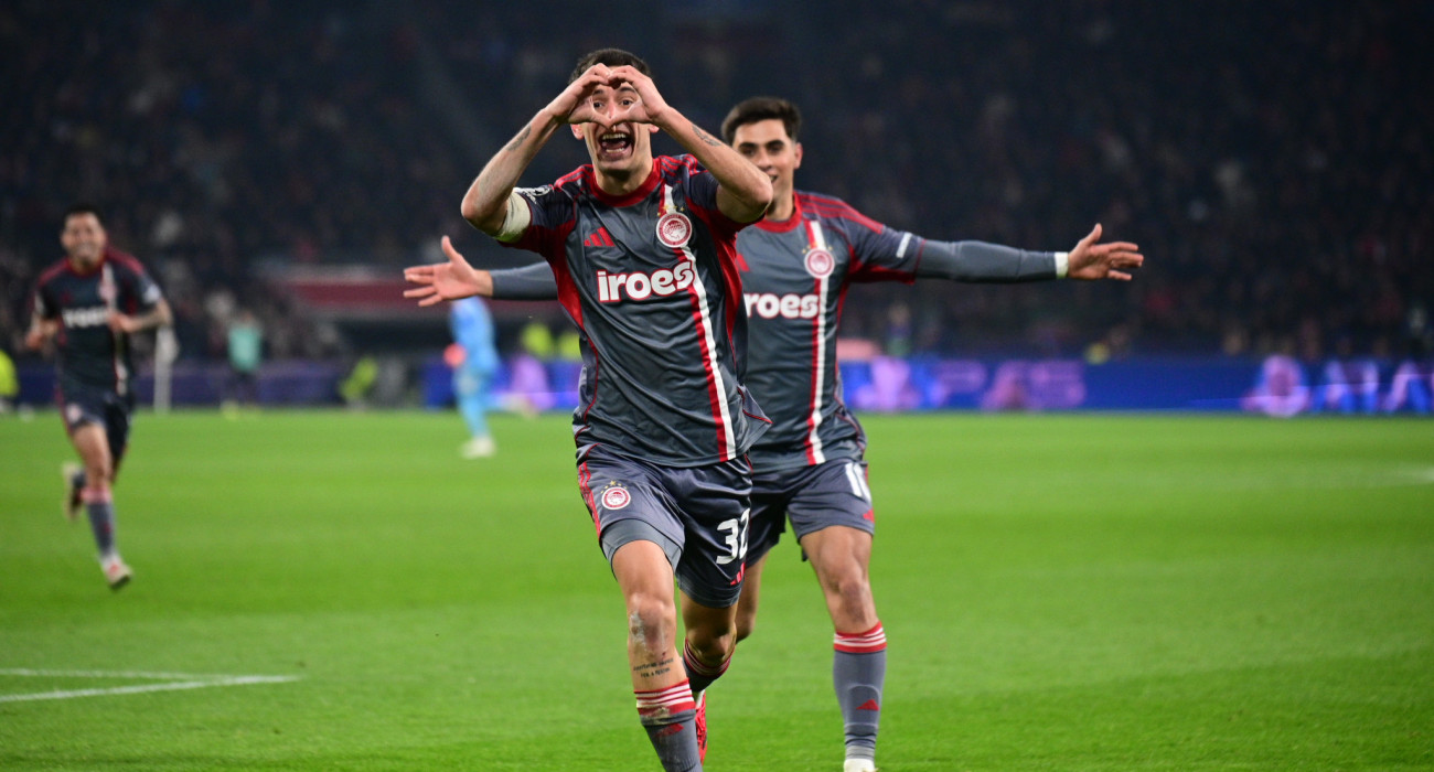 Ο Σαντιάγκο Έσε πανηγυρίζει το γκολ του με τον Ολυμπιακό / Πηγή: Eurokinissi