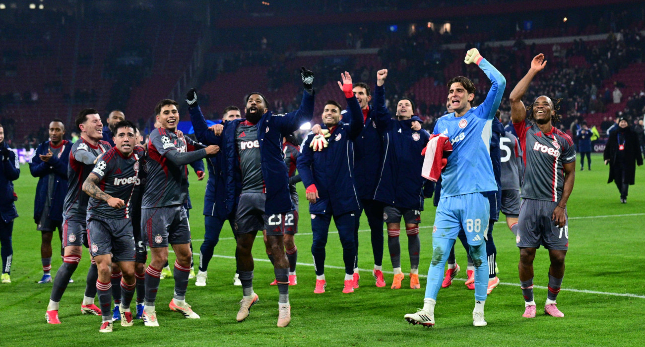 Οι παίκτες του Ολυμπιακού πανηγυρίζουν μετά την πρόκριση επί του Άγιαξ / Πηγή: Eurokinissi