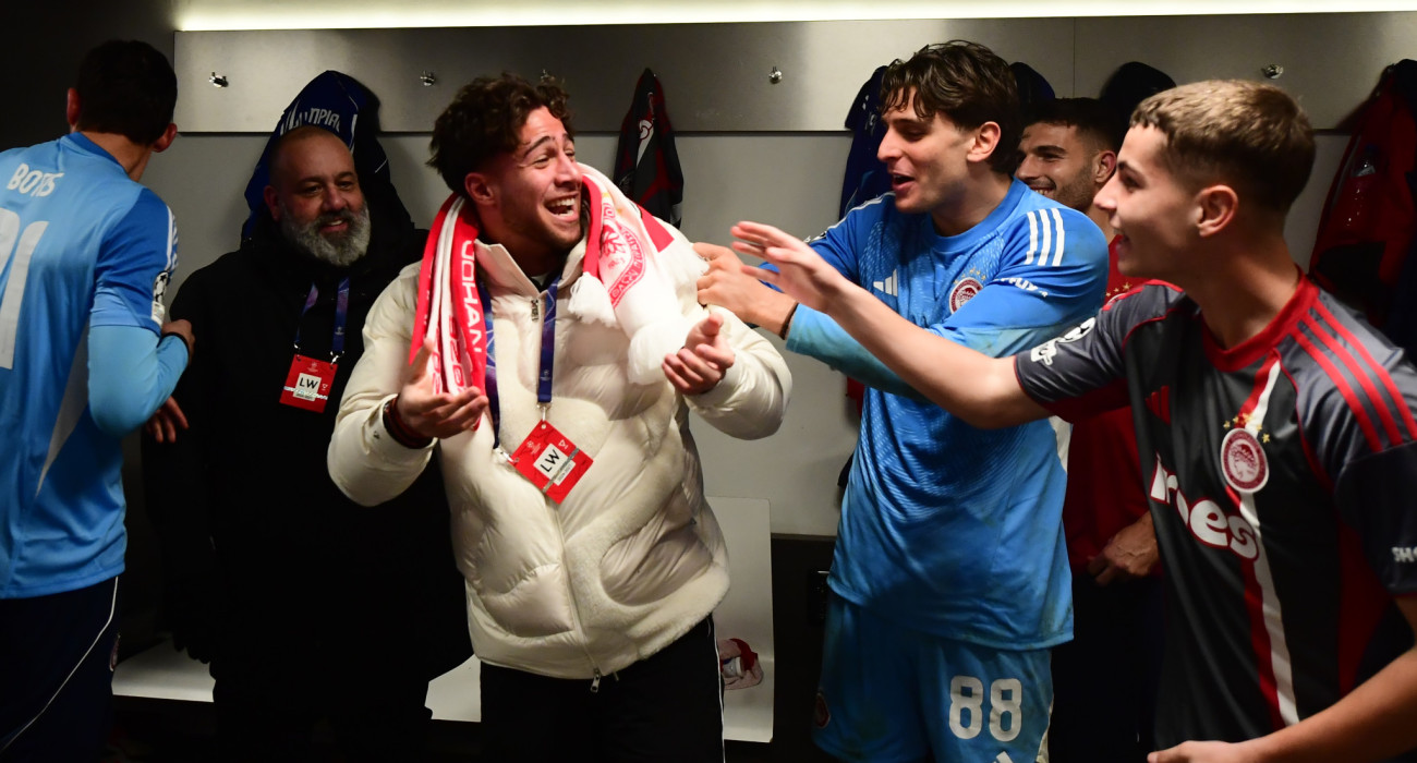 Ο Μπάμπης Κωστούλας στα αποδυτήρια του Ολυμπιακού μετά την πρόκριση επί του Άγιαξ/Πηγή: Eurokinissi