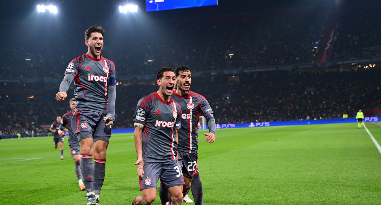 Ο Παναγιώτης Ρέτσος, ο Τσικίνιο και ο Σαντιάγκο Έσε πανηγυρίζουν το γκολ του τελευταίου στο Άμστερνταμ / Πηγή: Eurokinissi