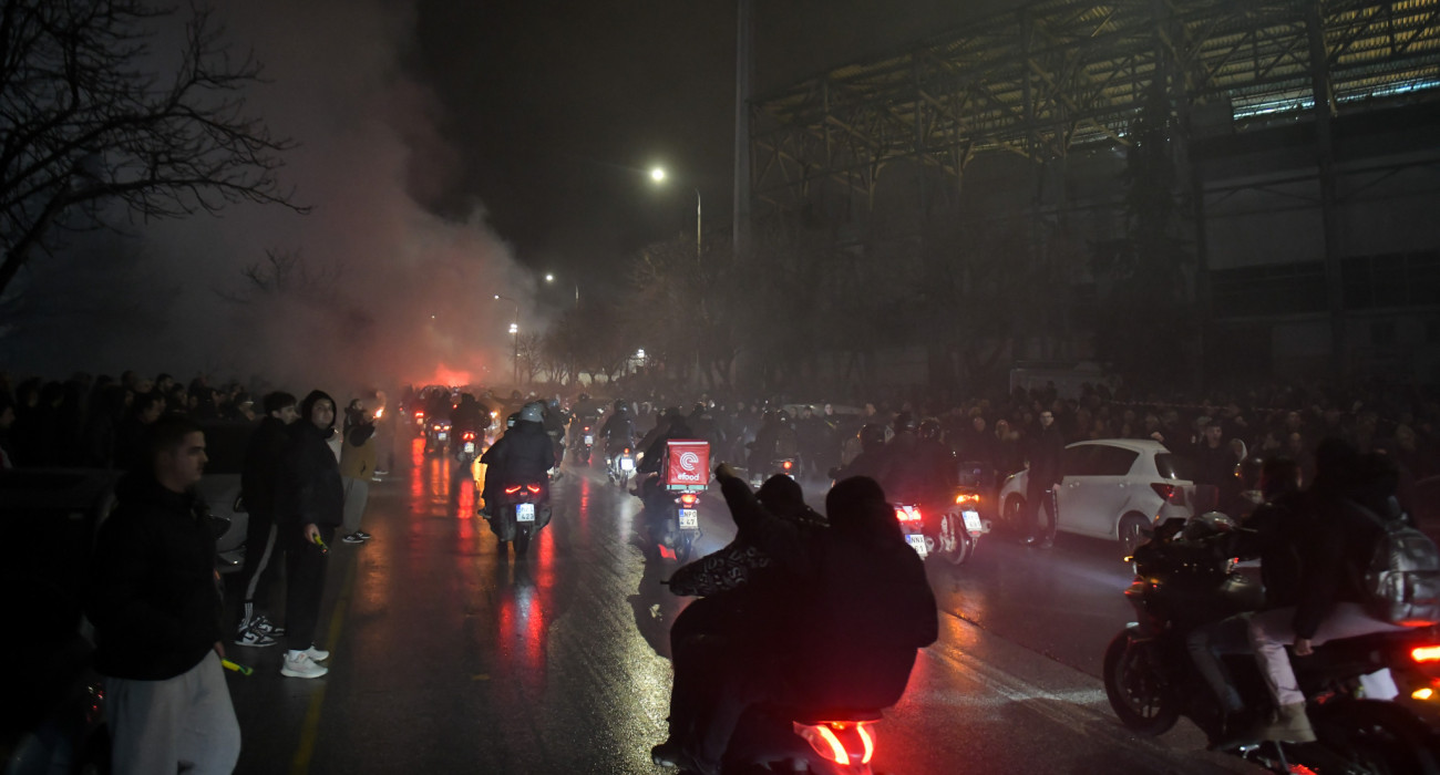 Η πορεία των οπαδών του ΠΑΟΚ έξω από την Τούμπα / Πηγή: Intime