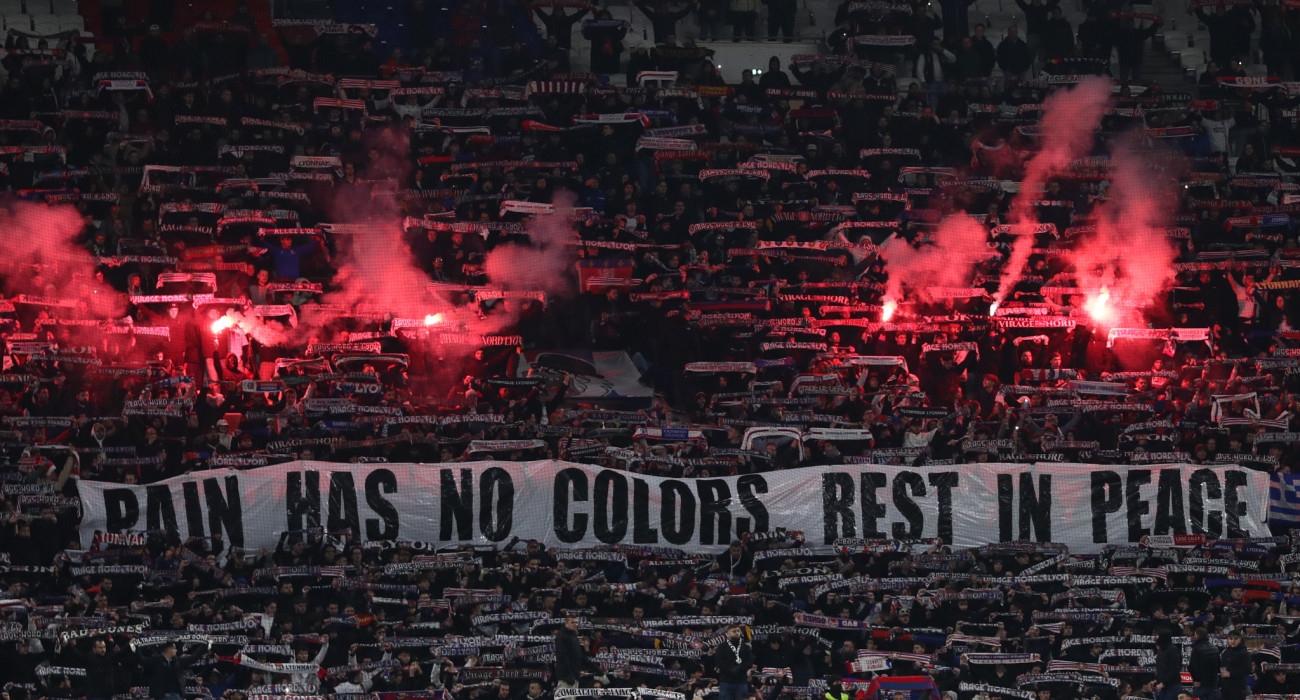 Το πανό των οπαδών της Λιόν στη μνήμη των φίλων του ΠΑΟΚ / Πηγή: Eurokinissi