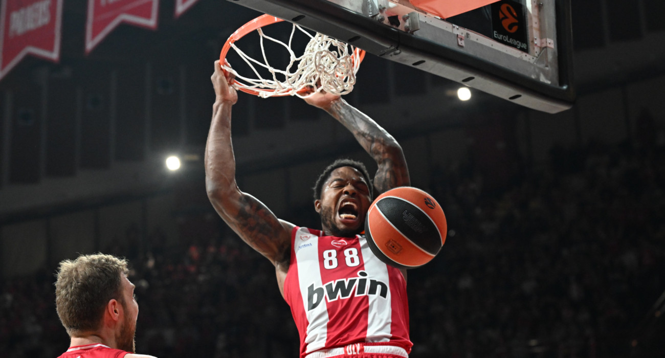 Ο Ταιρίκ Τζόουνς καρφώνει την μπάλα στο καλάθι / πηγή: eurokinssi