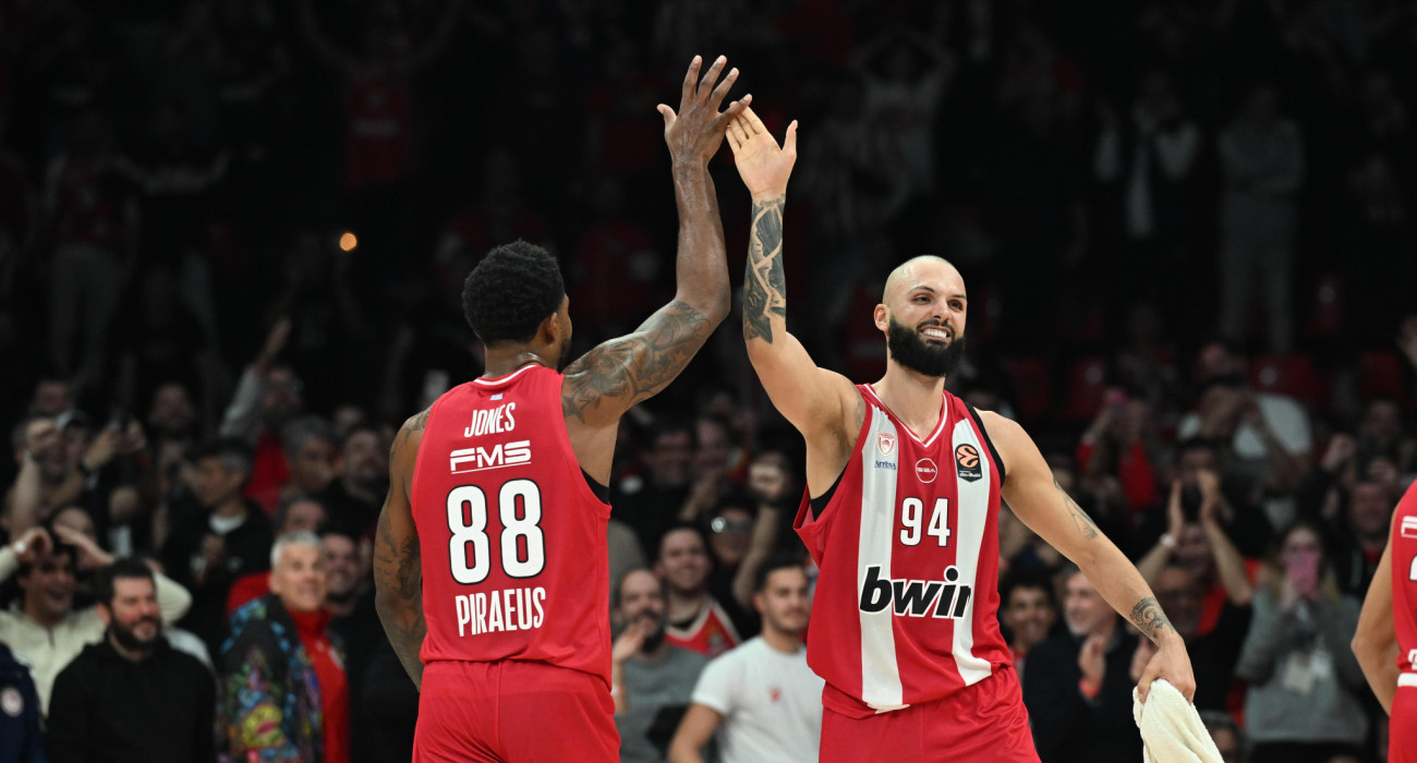 Ο Ταϊρίκ Τζόουνς και ο Εβάν Φουρνιέ ήταν από τους πρωταγωνιστές του Ολυμπιακού στη νίκη επί της Μπαρτσελόνα/Πηγή: Eurokinissi