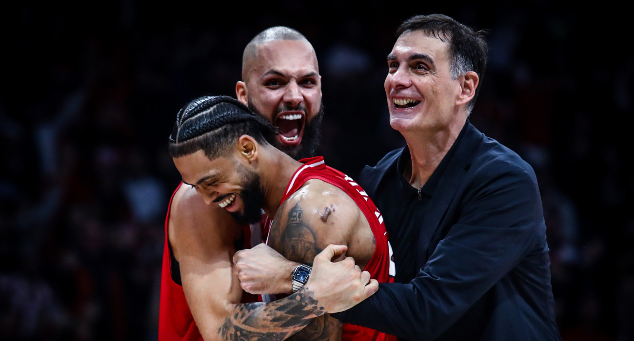 Ο Τάιλερ Ντόρσεϊ πέφτει στην αγκαλιά των Φουρνιέ και Μπαρτζώκα - Πηγή: Eurokinissi