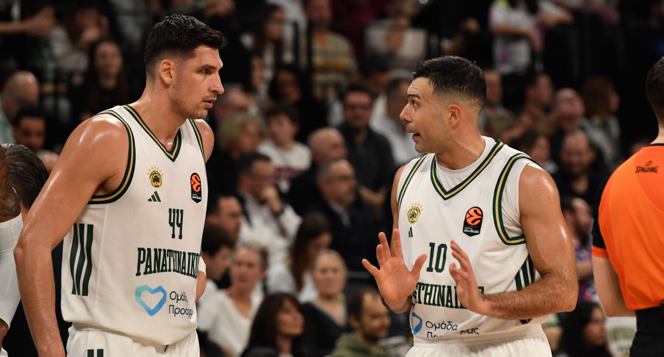 Ο Κώστας Σλούκας δίνει οδηγίες στον Ντίνο Μήτογλου/Πηγή: Eurokinissi