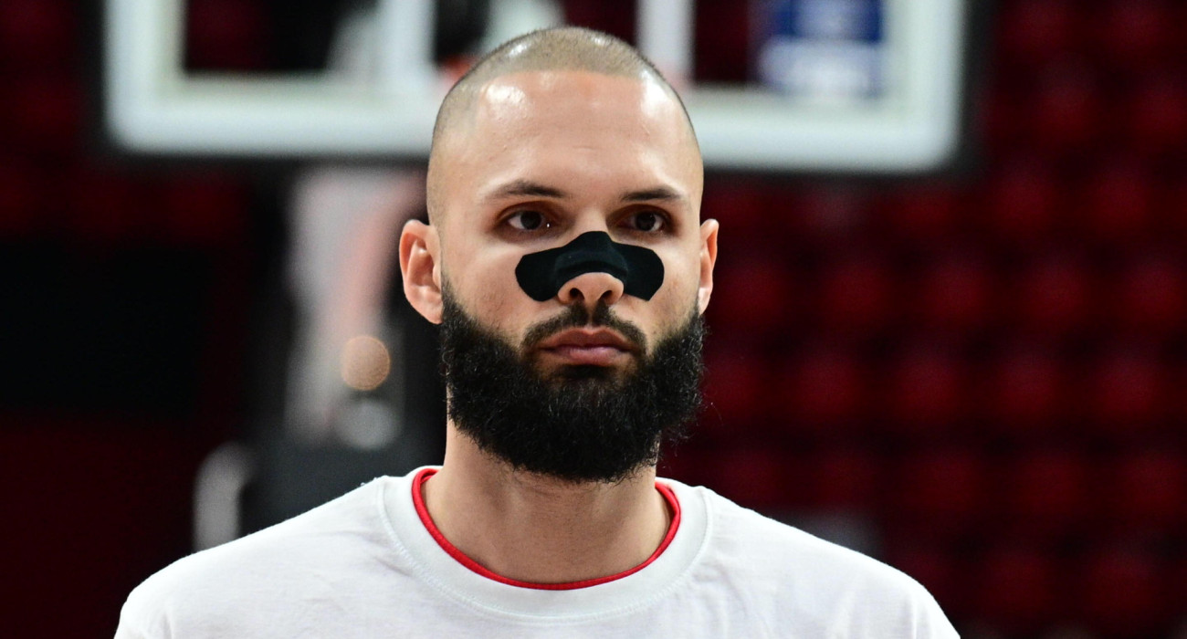 Ο Εβάν Φουρνιέ με μέρος του προσώπου του καλυμμένο από μία ταινία / Πηγή: Eurokinissi