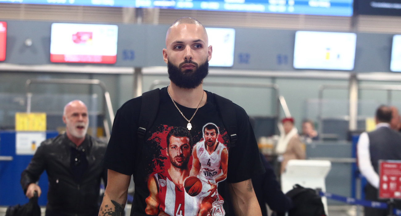 Ο Εβάν Φουρνιέ στο αεροδρόμιο με μπλούζα Παπαλουκά, Πηγή: Eurokinissi
