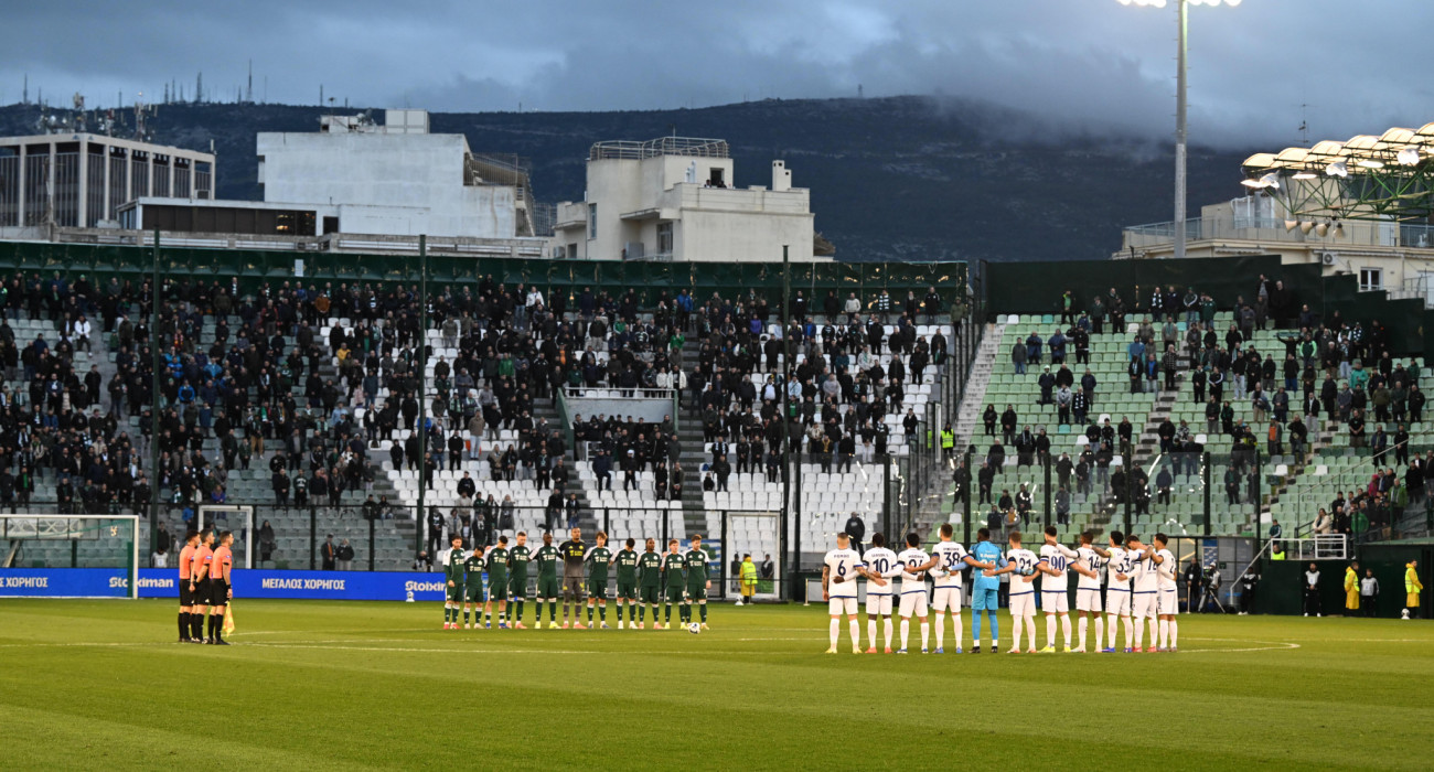 Οι ποδοσφαιριστές του Παναθηναϊκού και την Κηφισιάς παρατεταγμένοι για ενός λεπτού σιγή / Πηγή: Eurokinissi