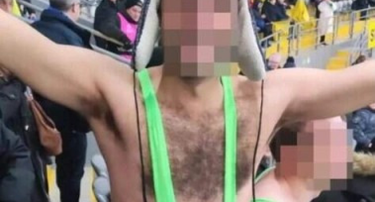 Οπαδός ντυμένος Μπόρατ / Screenshot