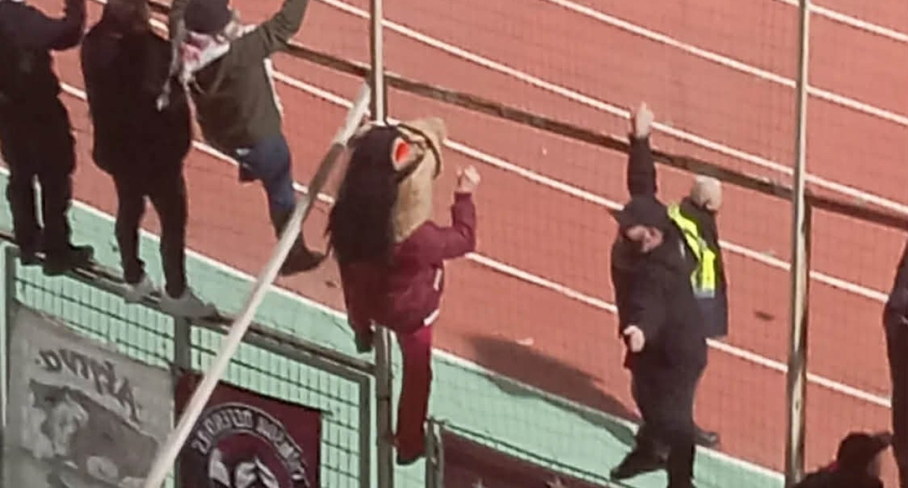 Βυσσινή θύελλα και... σούζα το ανθρώπινο αλογάκι: Ο ορισμός του φιλάθλου της ΑΕΛ