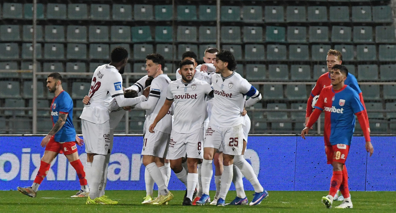 Οι ποδοσφαιριστές του Βόλου πανηγυρίζουν τη σπουδαία εκτός έδρας νίκη επί του Βόλου / Πηγή: Intim