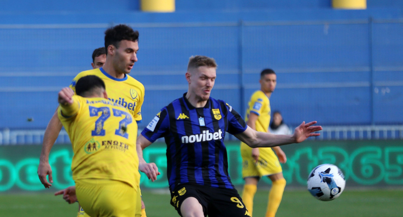 Ο Παναιτωλικός έμεινε με 10 παίκτες κόντρα στον Άρη έπειτα από αναβάθμιση κάρτας στον Χότζα (video)