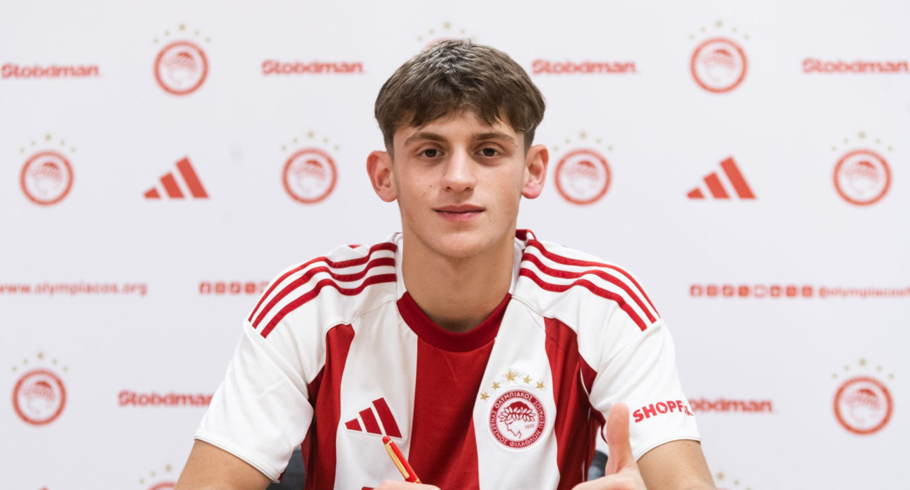 O 17χρονος Γκάμπριελ Κοντράσι ντύθηκε στα «ερυθρόλευκα» του Ολυμπιακού / Πηγή: Olympiacos FC