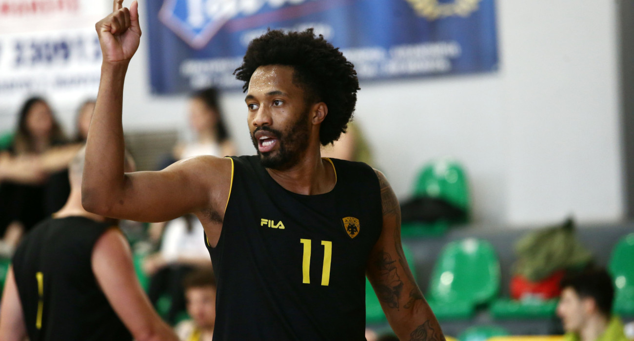 Ο Μπράιαν Ανγκόλα με τη φανέλα της ΑΕΚ, Πηγή: Intime