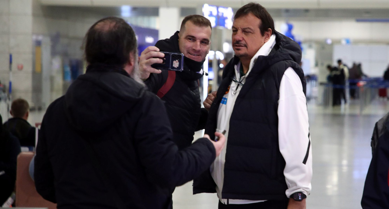 Ο Εργκίν Αταμάν κατά την αναχώρηση για το Ισραήλ / Πηγή: Intime