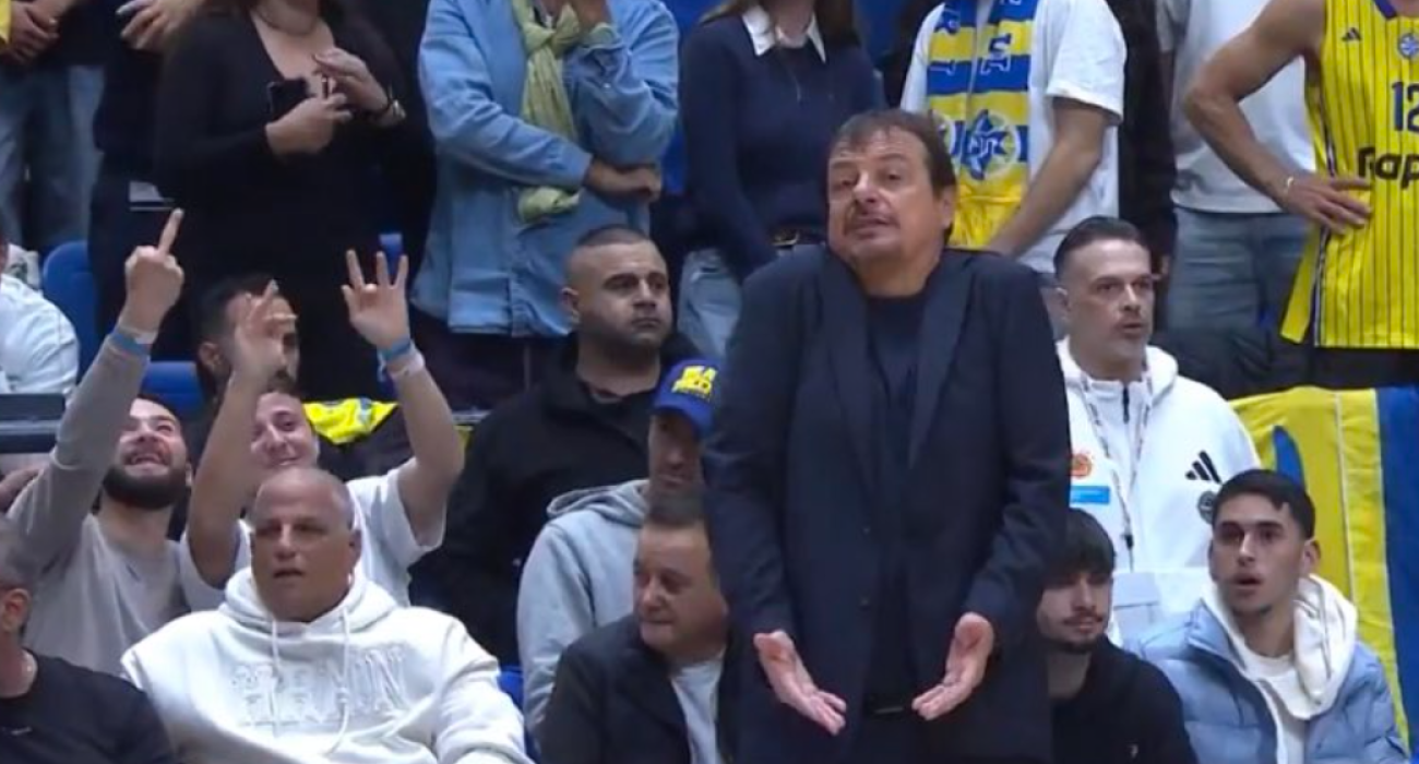 Ο Αταμάν και ακριβώς πίσω του οι οπαδοί της Μακάμπι, κάνουν χειρονομίες / Screenshot