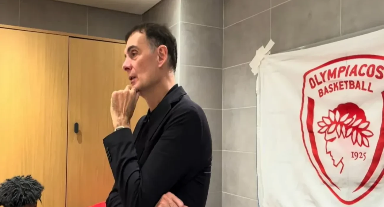 Ο Γιώργος Μπαρτζώκας στα αποδυτήρια του Ολυμπιακού/printscreen