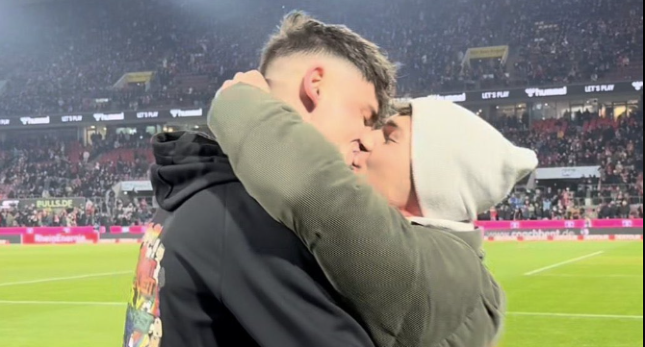 Πήρε το ρίσκο να του προτείνει γάμο μπροστά σε μία γεμάτη κερκίδα κι απέσπασε το «ναι» / Πηγή: Screenshot