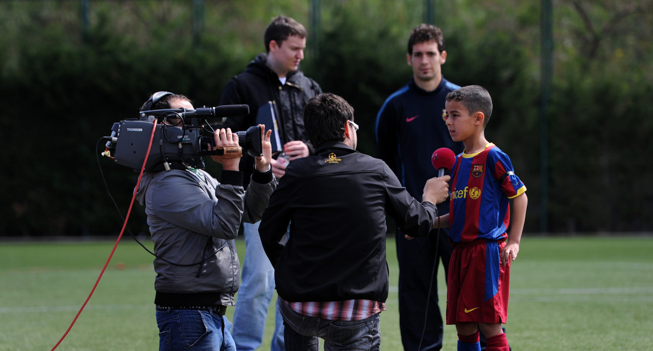 Ένας νεαρός παίκτης της Ακαδημίας της Μπαρτσελόνα δίνει συνέντευξη πριν τον αγώνα / Πηγή: Jasper Juinen / Getty Images
