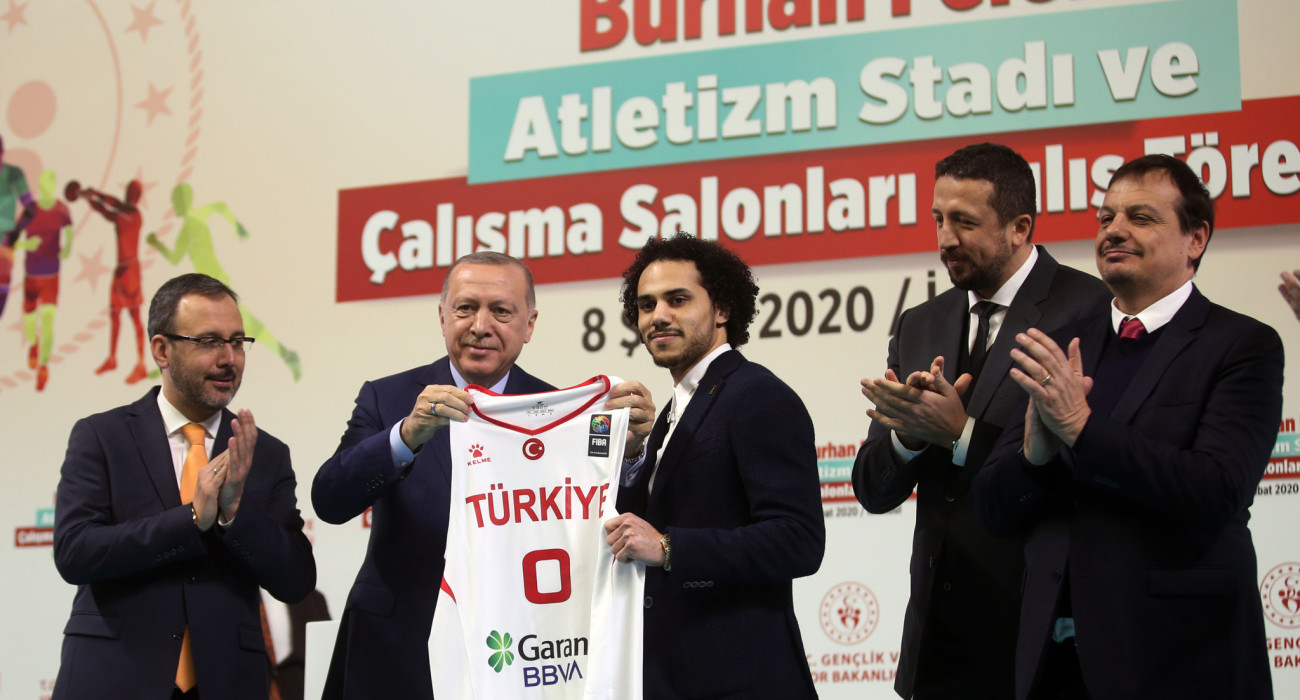 Σε πρώτο πλάνο ο Ερντογάν παραδίδει τη φανέλα της Εθνικής Τουρκίας στον Λάρκιν, δίπλα τους ο Αταμάν και ο Τούρκογλου / Photo by Mustafa Kamaci/Anadolu Agency via Getty Images