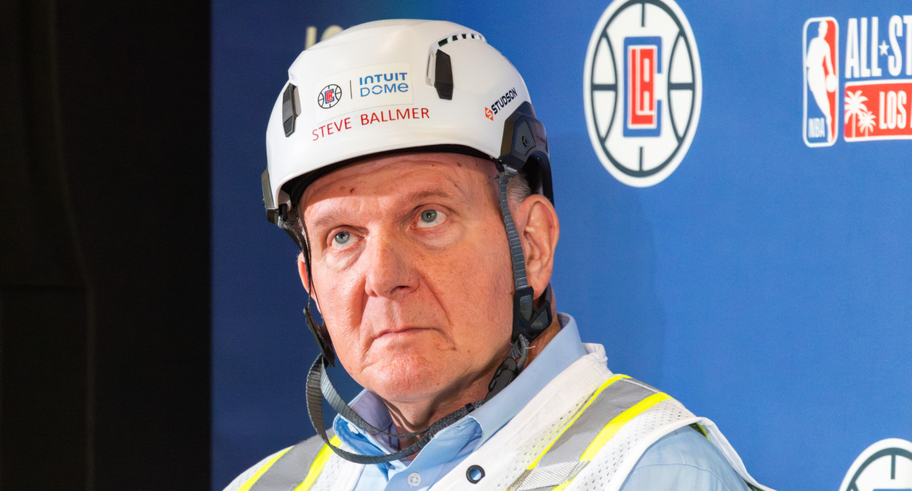 Ο εκκεντρικός δισεκατομμυριούχος Στιβ Μπάλμερ από την συνέντευξη Τύπου παρουσίασης του νέου γηπέδου των Κλίπερς / Πηγή: Irfan Khan / Los Angeles Times via Getty Images