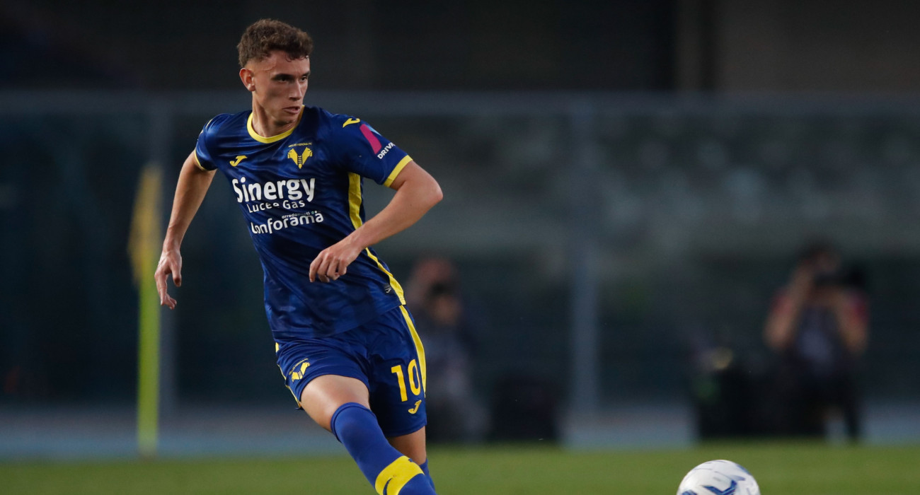 Ο Στέφαν Μίτροβιτς με τη φανέλα της Ελλάς Βερόνα / Πηγή: Timothy Rogers/Getty Images