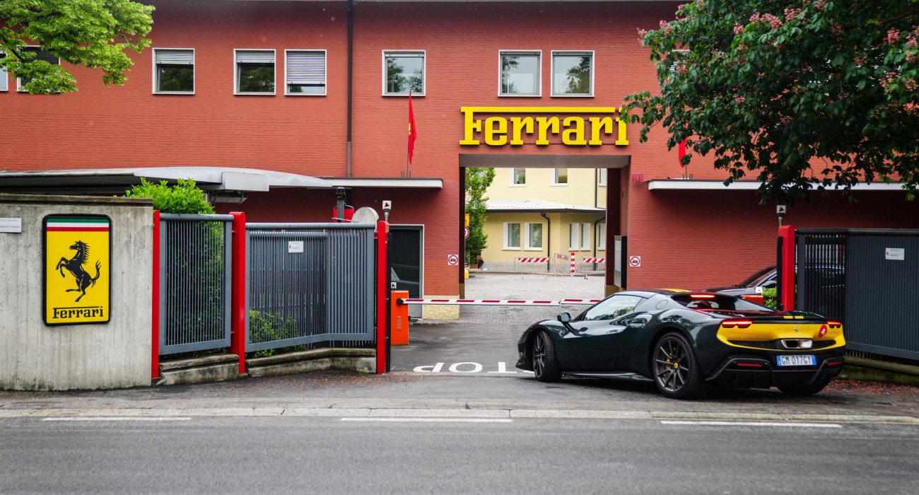 Η πρόσοψη των κεντρικών εγκαταστάσεων της Ferrari στο Maranello / Πηγή: David Davies / PA Images via Getty Images / Ideal Images