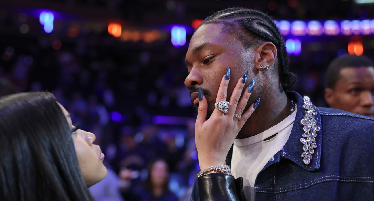 Η Cardi B χαϊδεύει τον αγαπημένος της Στεφόν Ντίγκς / Πηγή: Elsa / Getty Images / Ideal Images