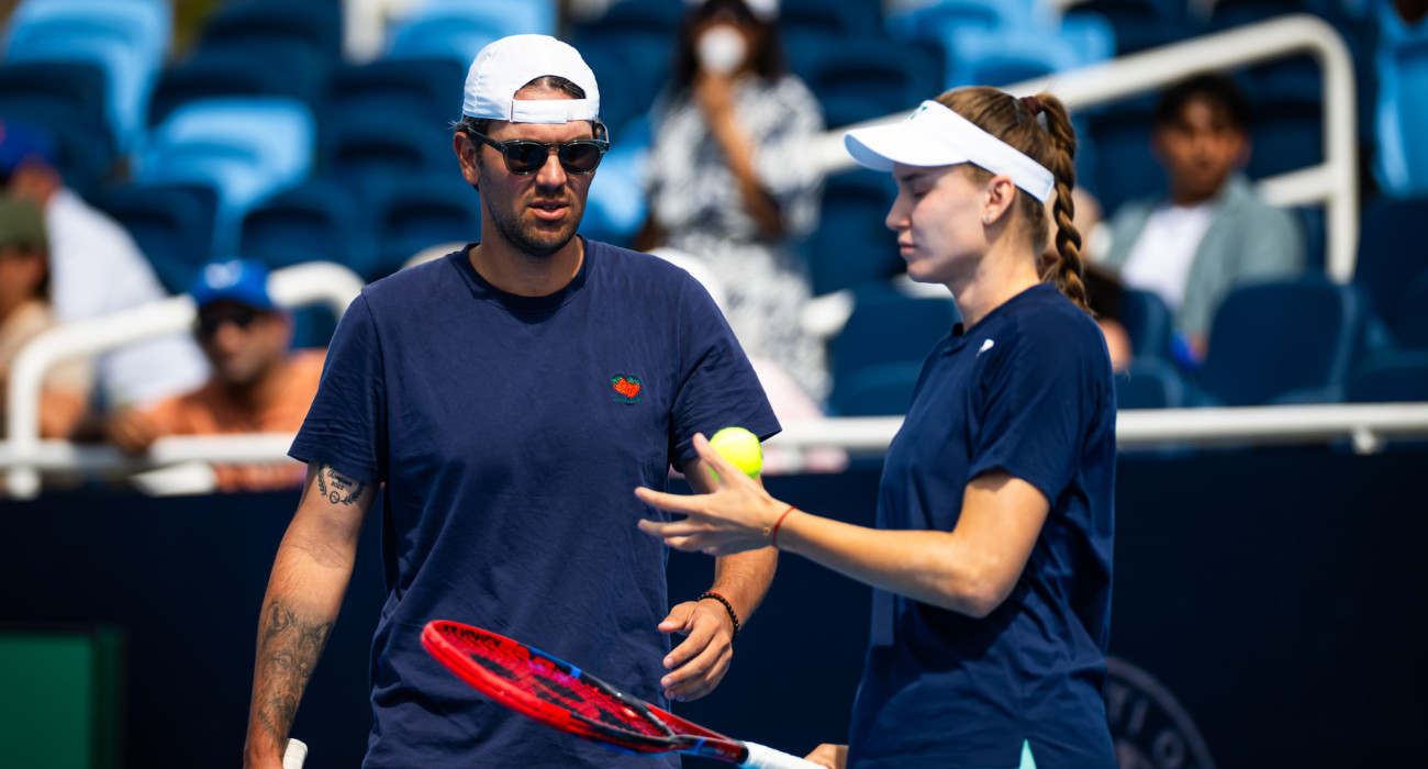 Η Έλενα Ριμπάκινα με τον προπονητή της Στέφανο Βούκοφ κατά τη διάρκεια του τουρνουά του Σινσινάτι/Photo by Robert Prange/Getty Images