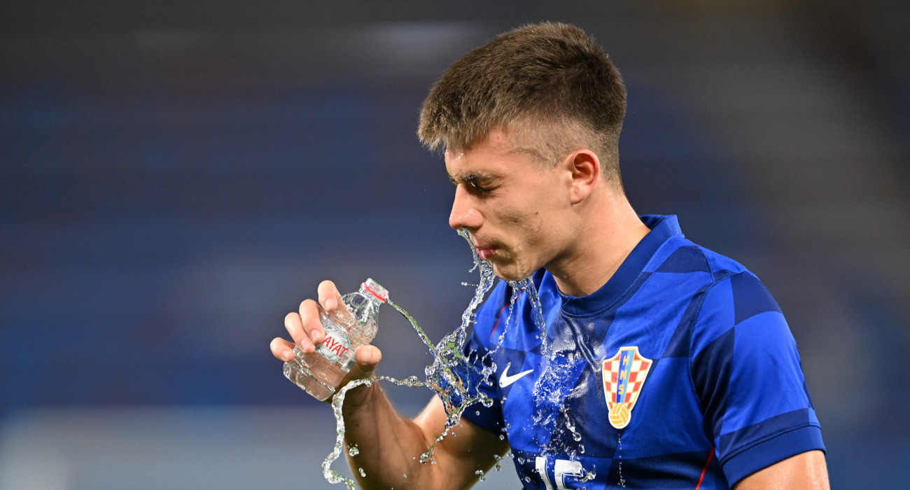 Μία στιγμή... δροσιάς του Γιάγκουσιτς σε αγώνα με την εθνική νέων της Κροατίας / Πηγή: Hasan Tascan / Anadolu via Getty Images