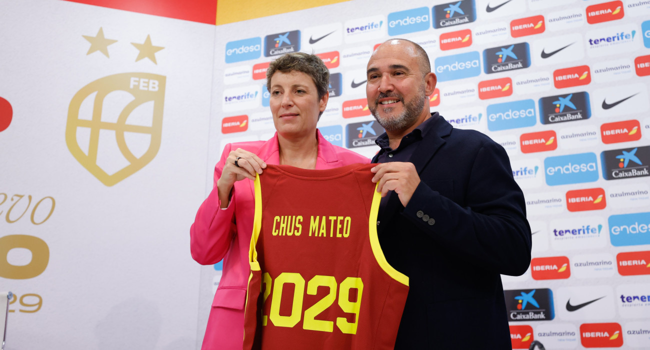 Η Ελίσα Αγκιλάρ παραδίδει τα ηνία του ισπανικού πάγκου στον Τσους Ματέο / Dennis Agyeman/Europa Press via Getty Images