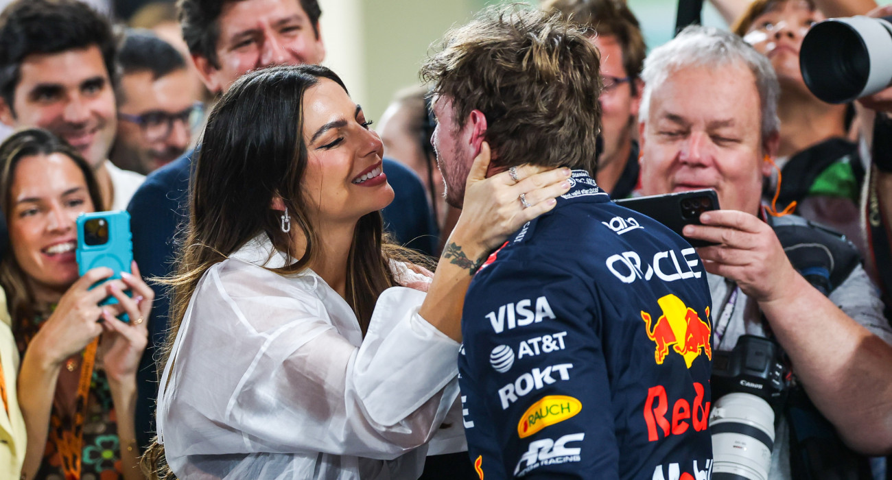 Η Κέλι Πικέ ετοιμάζεται να δώσει ένα φιλί στον Μαξ Φερστάπεν / Πηγή: Kym Illman / Getty Images / Ideal Images