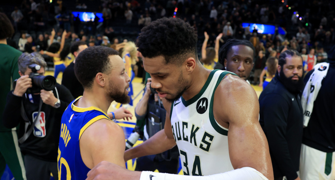 Ο Γιάννης Αντετοκούνμπο αγκαλιάζει τον Στεφ Κάρι/Photo by Ezra Shaw/Getty Images