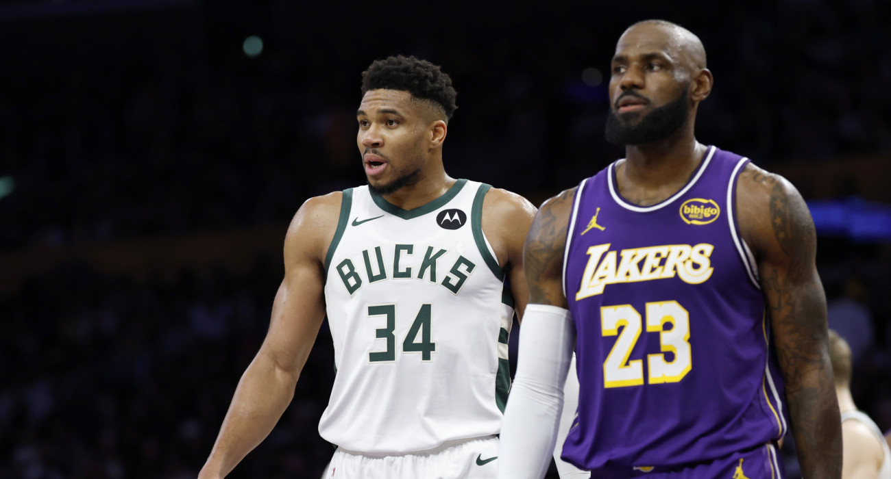 Ο Γιάννης Αντετοκούνμπο και ο ΛεΜπρόν Τζέιμς/Photo by Harry How/Getty Images