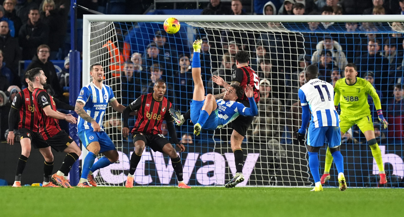 Ο Μπάμπης Κωστούλας πέτυχε ένα αδιαόητο ανάποδο ψαλιδ΄΄ακι / Πηγή: Photo by Gareth Fuller/PA Images via Getty Images