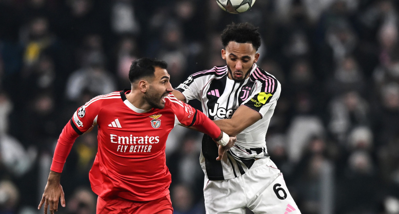 Ο Βαγγέλης Παυλίδης σε μία εναέρια «μονομαχία» από το Γιουβέντους - Μπενφίκα / Πηγή: Image Photo Agency / Getty Images / Ideal Images