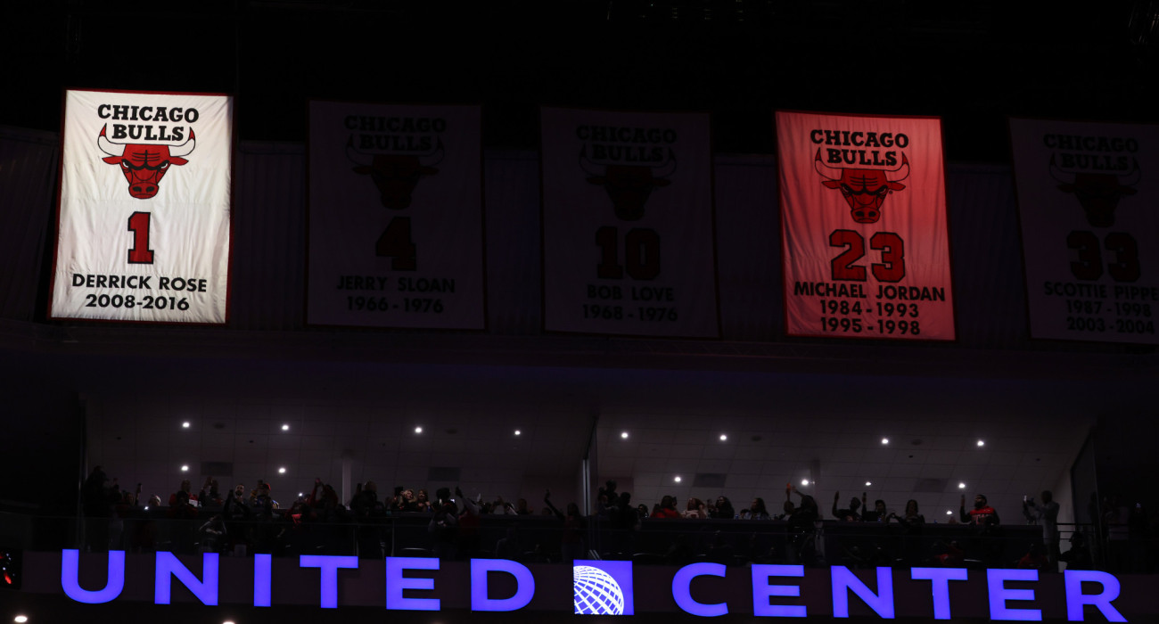 Το #1 του Ντέρικ Ρόουζ στην οροφή του United Center/Photo by Geoff Stellfox/Getty Images