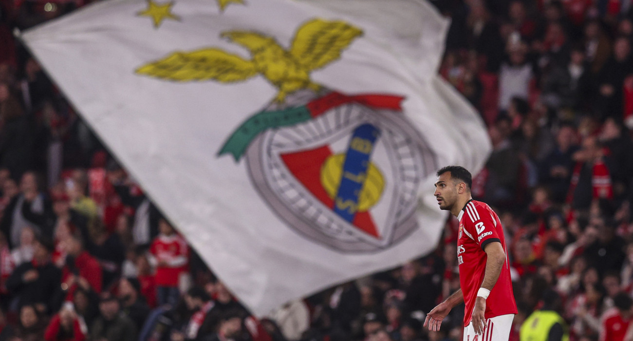 Με Βαγγέλης Παυλίδης με φόντο τον τεράστιο αετό στη σημαία της Μπενφίκα / Πηγή: Carlos Rodrigues / Getty Images