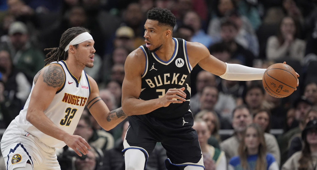 Ο Γιάννης Αντετοκούνμπο απέναντι στον Άαρον Γκόρντον/Photo by Patrick McDermott/Getty Images