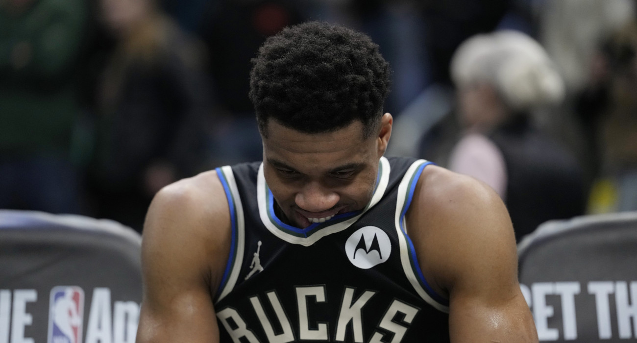 Ο Γιάννης Αντετοκούνμπο τραυματίστηκε στο ματς των Μπακς με τους Νάγκετς/Photo by Patrick McDermott/Getty Images