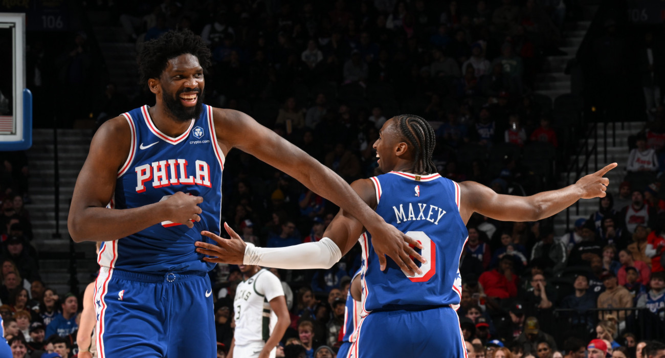 Εμπίντ - Μάξεϊ κυριαρχούν και πανηγυρίζουν στη Φιλαδέλφεια / Photo by David Dow/NBAE via Getty Images