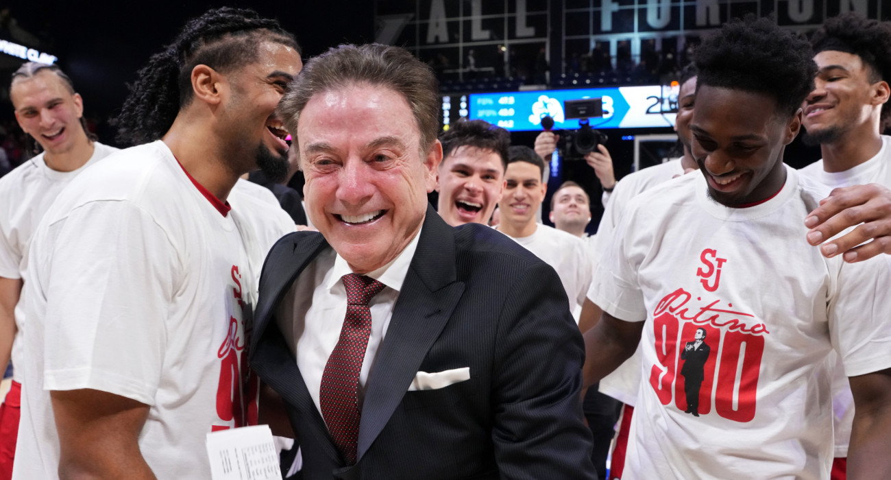 Ο Ρικ Πιτίνο πανηγυρίζει μαζί με τους παίκτες του στο Σεντ Τζονς την 900η του νίκη στο NCAA / Πηγή: Jeff Dean/Getty Images