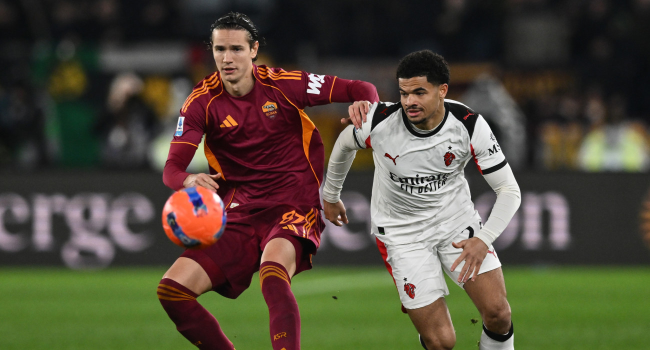 Ο Ντανιέλε Γκιλάρντι της Ρόμα σε μία μονομαχία με τον Ζάκαρι Αθεκάμε / Πηγή: Image Photo Agency / Getty Images / Ideal Images