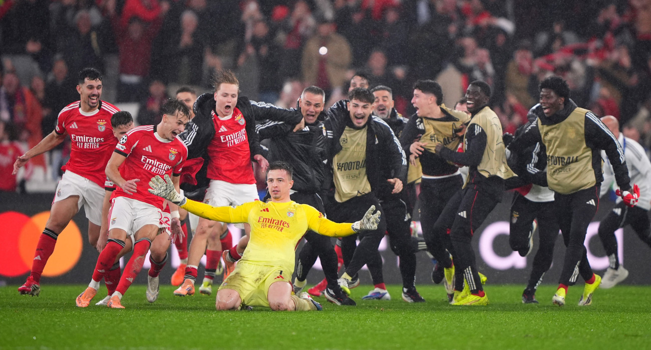 Ο τερματοφύλακας της Μπενφίκα, Τρουμπίν, πανηγυρίζει το επικό γκολ του / Πηγή: Photo by Jose Manuel Alvarez Rey/Getty Images